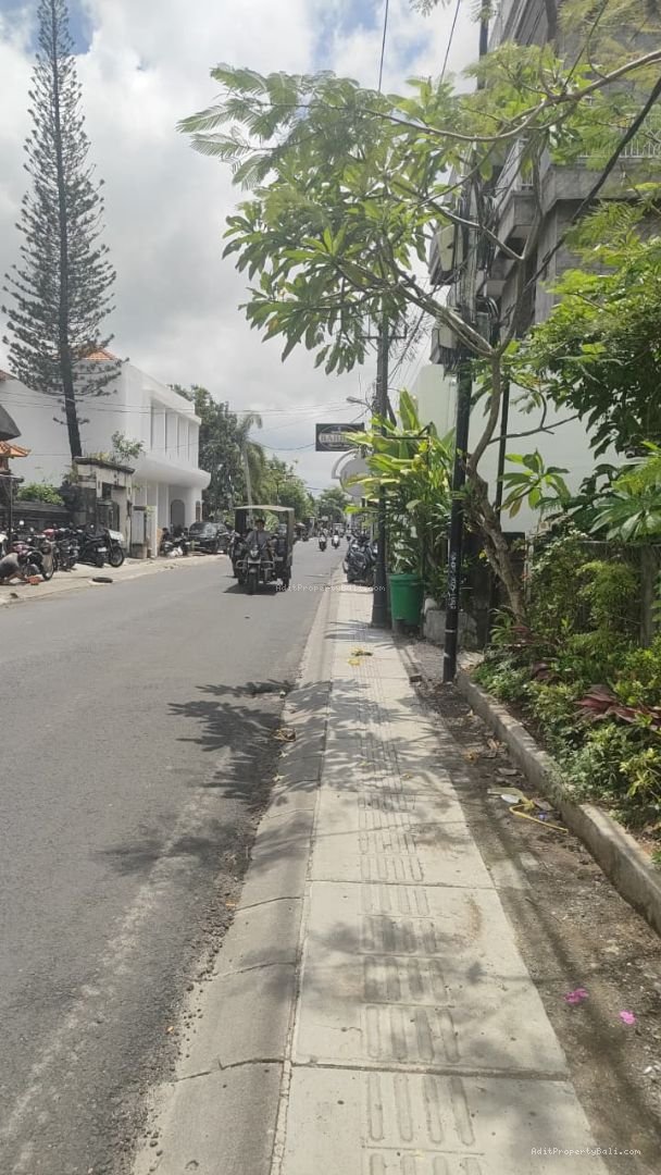 Tanah Langka Raya Pantai Berawa Canggu Badung