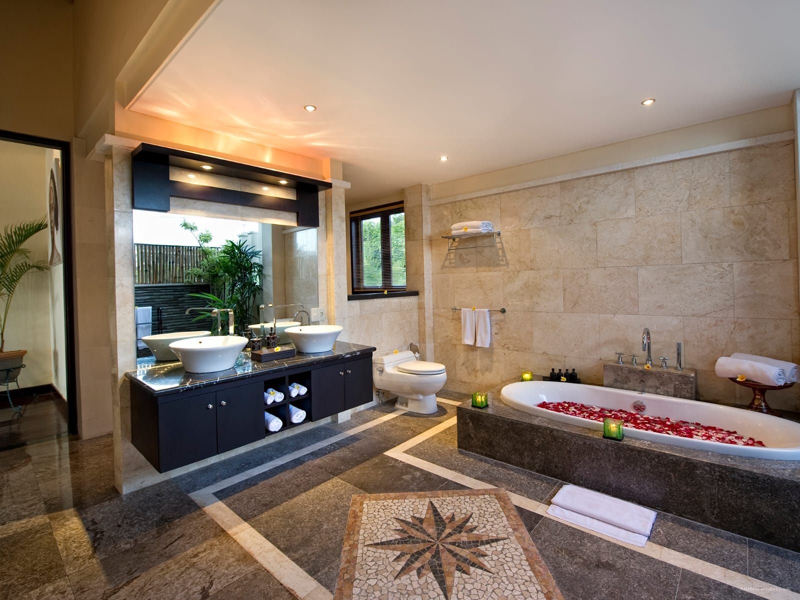 Villa beachfront Pantai batubelig seminyak