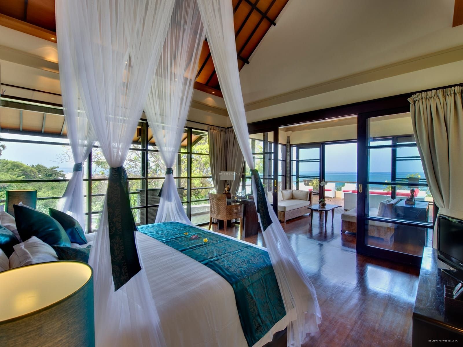 Villa beachfront Pantai batubelig seminyak