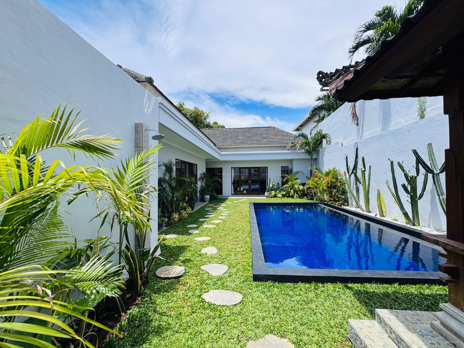 Villa modern tropical canggu bali
