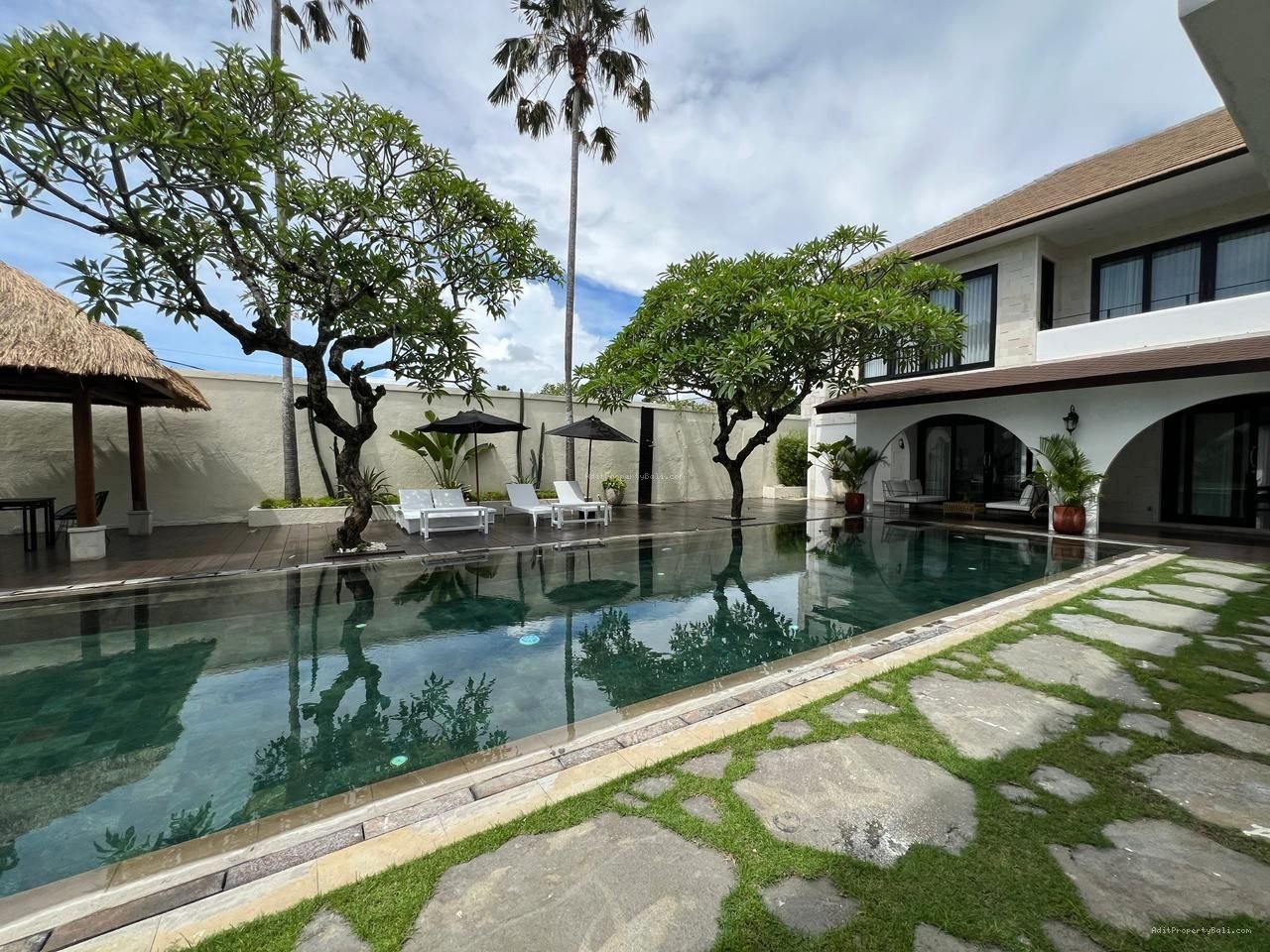 Villa luxury Batubelig seminyak bali