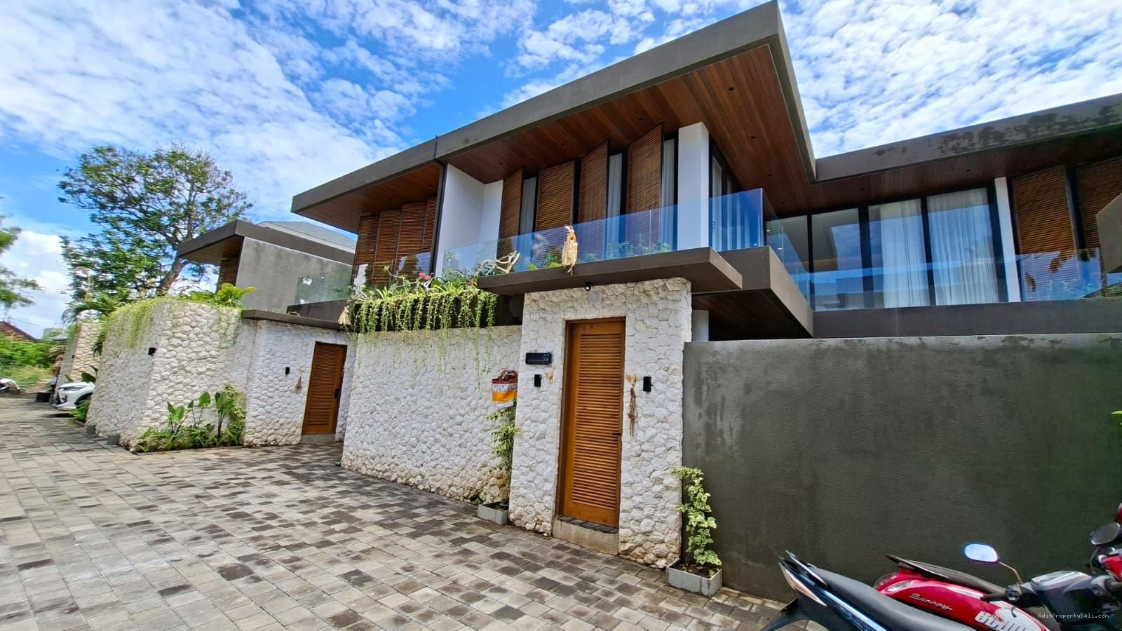 Villa baru Bale mansion kuta bali