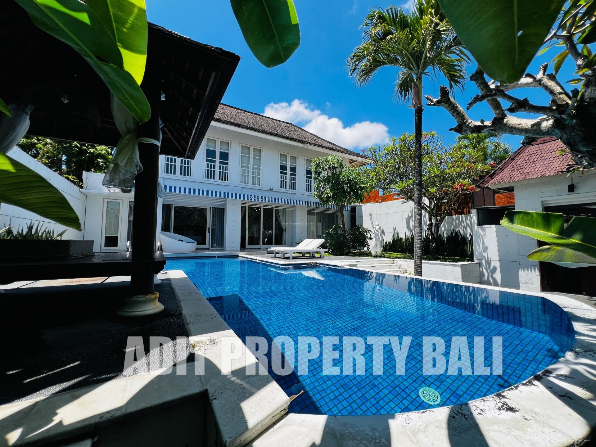 Villa modern bumbak umalas bali