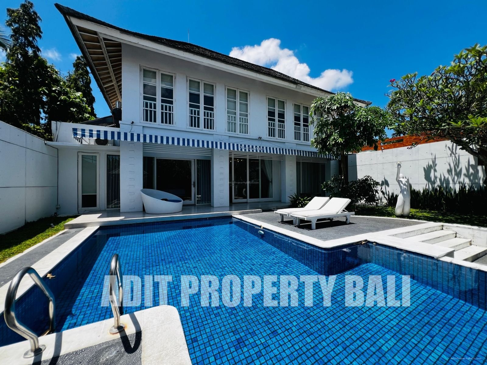 Villa modern bumbak umalas bali