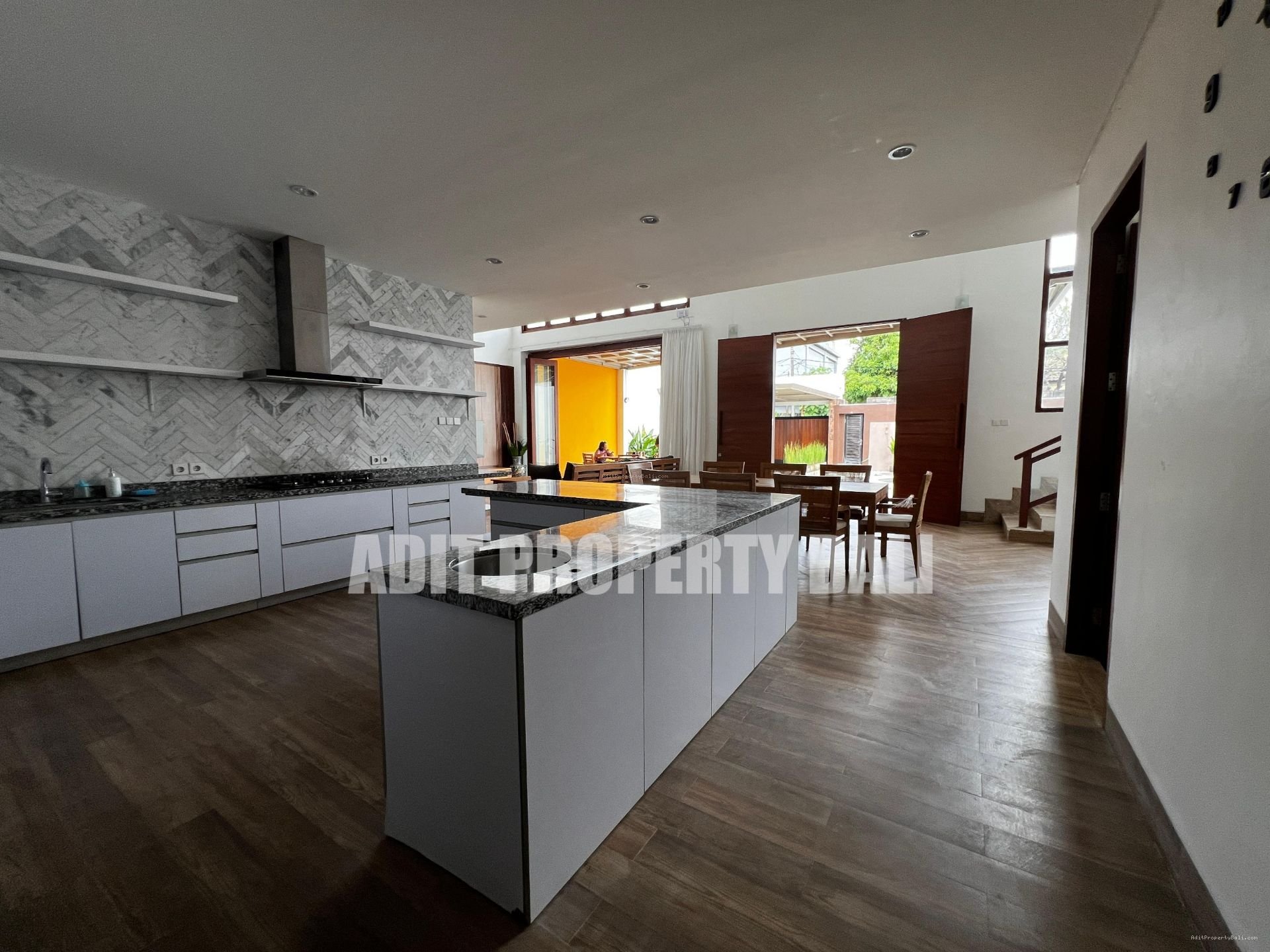 Villa Modern Taman Sari Kerobokan Bali