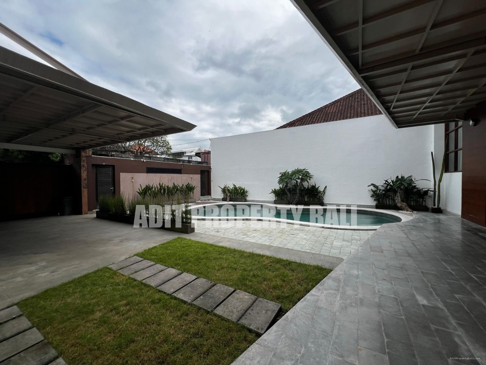 Villa Modern Taman Sari Kerobokan Bali