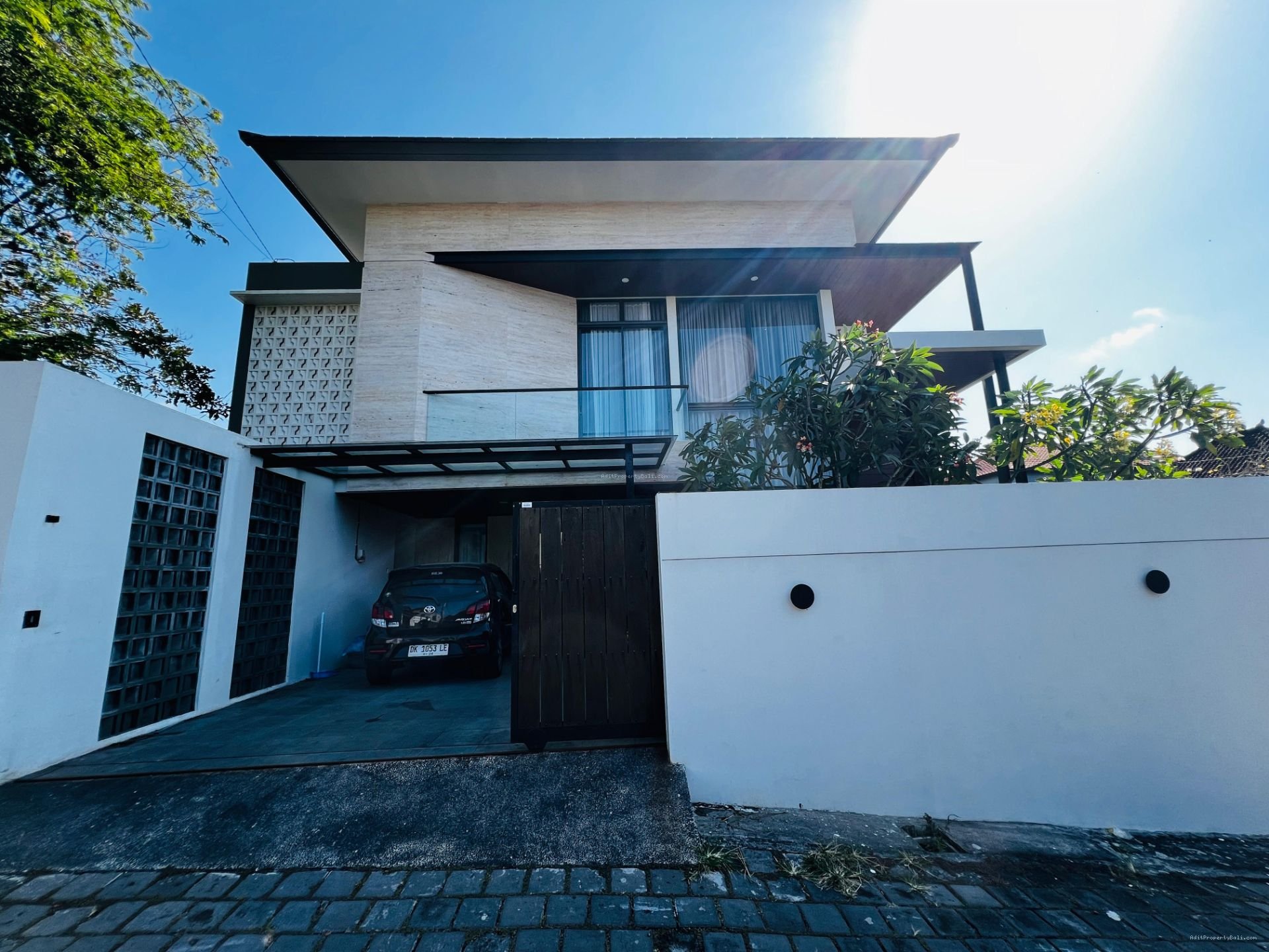 Rumah Suradipa Peguyangan Kaja Denpasar Bali