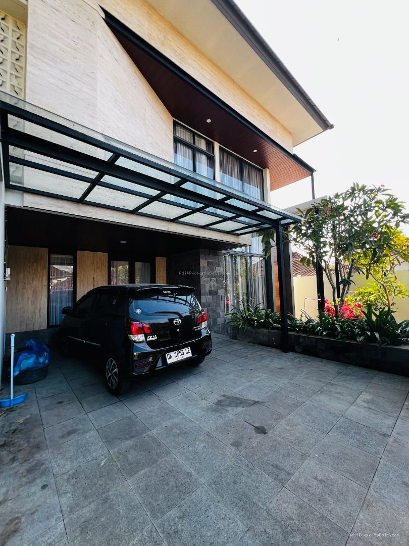 Rumah Suradipa Peguyangan Kaja Denpasar Bali